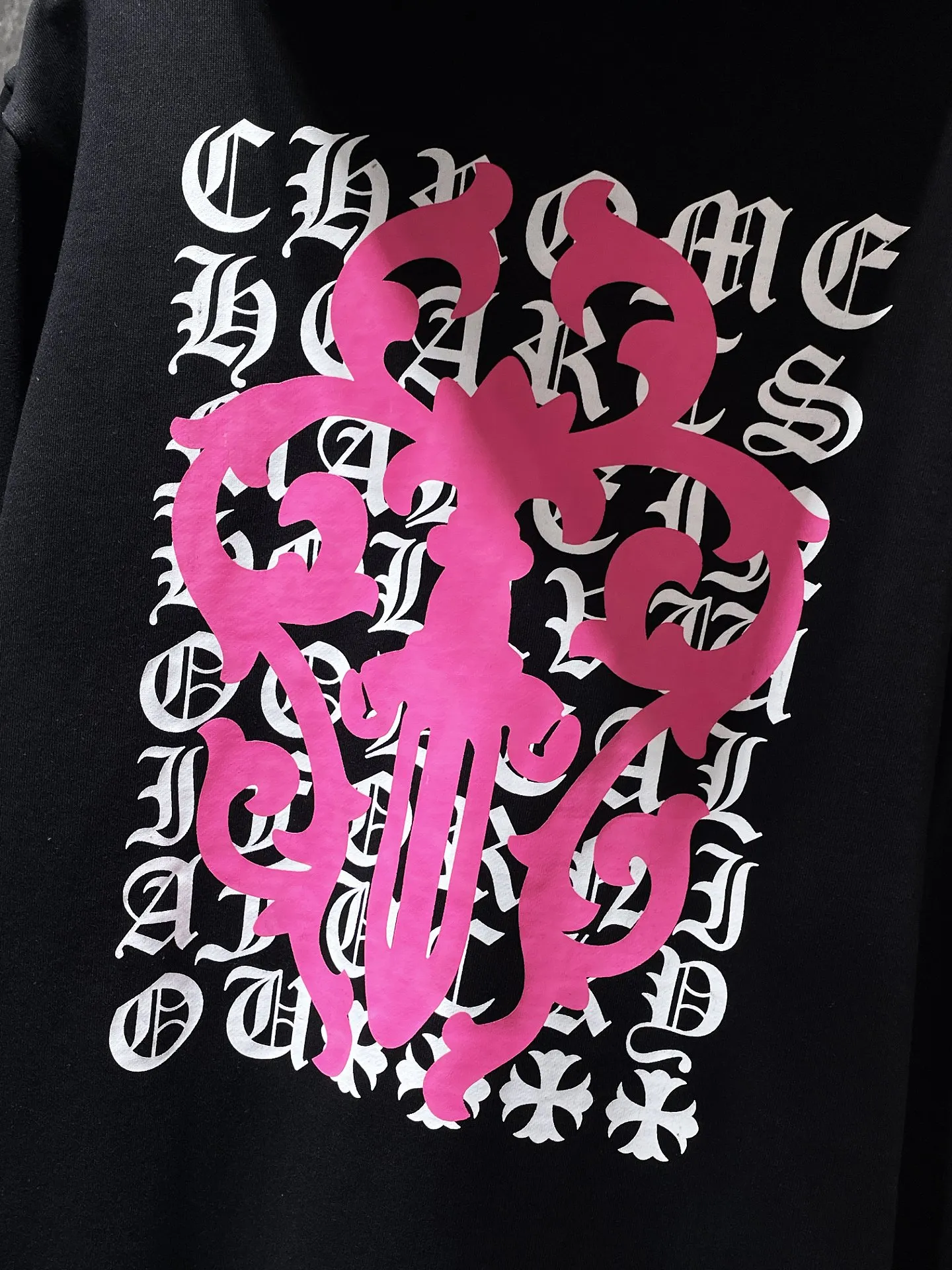 P260 Chrome Hearts Autumn and Winter 2025 Counter Synchronization ❤️ Crow Cross Pink Sword Short Sleeve Zipper Sweater Improved customized version of 1:1 high-weight high-quality fabric Recommended color: White Black Size: S, M, L, XL.